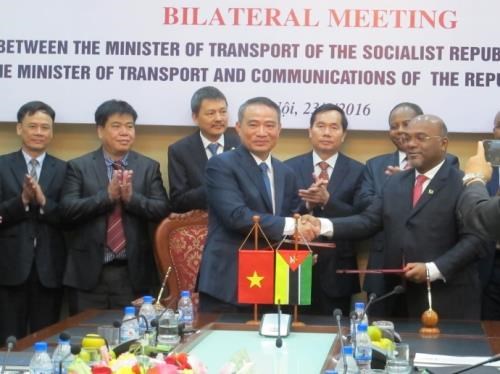 Vietnam, Mozambique intensify transport cooperation hinh anh 1