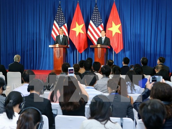 Vietnamese, US Presidents chair international press conference hinh anh 1