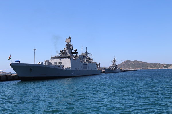 Indian naval ships make port call at Cam Ranh International port hinh anh 1