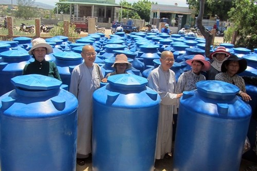 Buddhists support drought victims in Ninh Thuan hinh anh 1