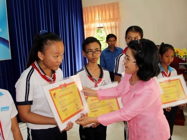 3,000 poor students benefit from East Meets West programmes hinh anh 1