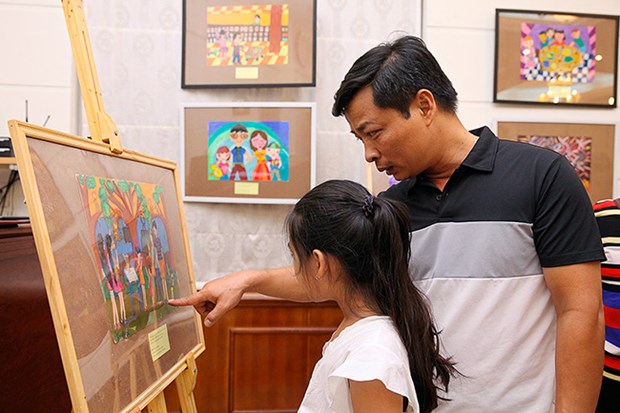 Children’s painting exhibition opens on Russian family day hinh anh 1