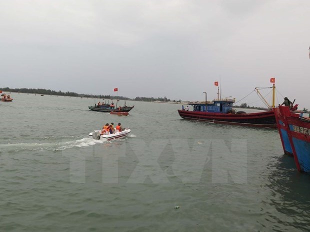 Vietnamese fishermen rescue five Malaysian counterparts at sea hinh anh 1