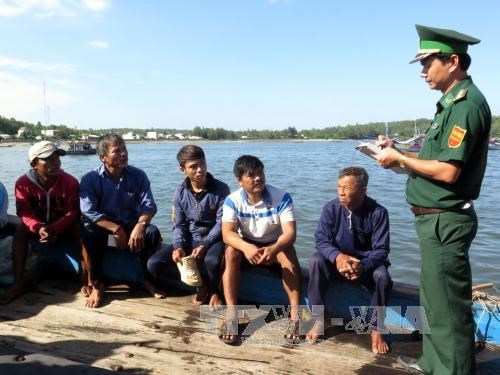 Five fishermen on sunk fishing boat return to land hinh anh 1