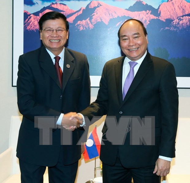 Vietnamese, Lao PMs declare to ratchet up ties hinh anh 1