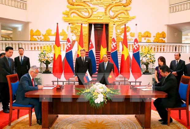 Vietnamese, Slovakian PMs seek measures for bilateral ties hinh anh 1
