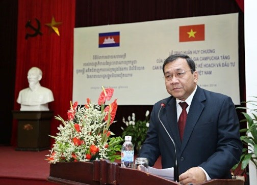 Outgoing Cambodian ambassador honoured with insignia hinh anh 1