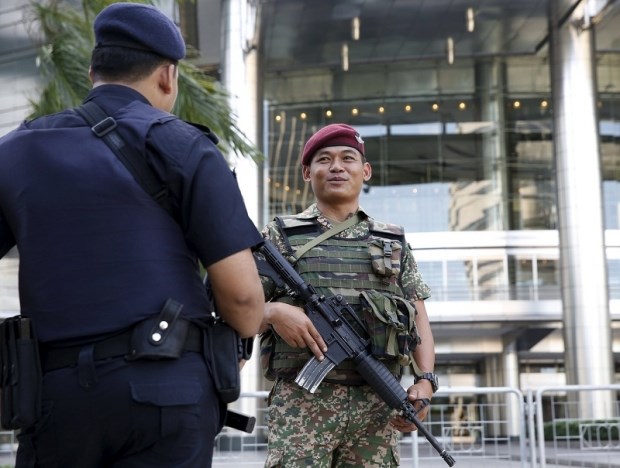 Malaysia foils plot to bomb police hinh anh 1