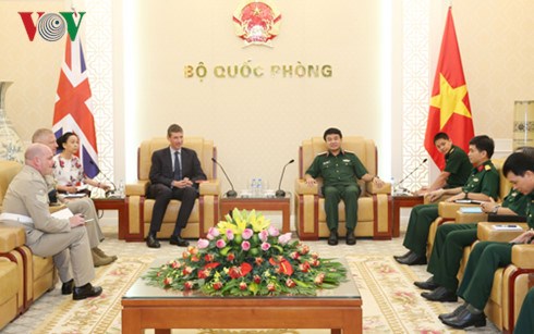 Vietnamese official welcomes UK, Thai guests hinh anh 1