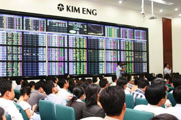 Blue chips lift VN Index for third day hinh anh 1