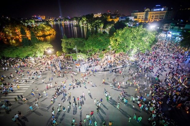 Hoan Kiem Lake walking zone draws big crowds on weekend hinh anh 1