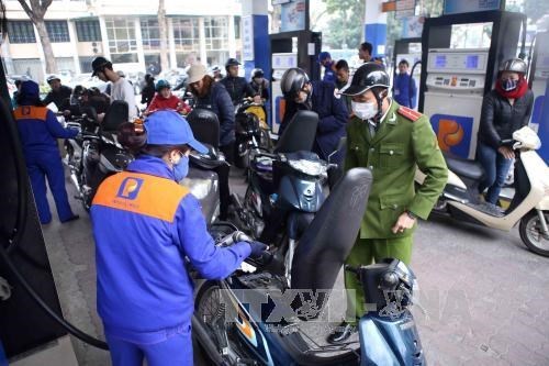 Petrol price drops by over 500 VND per litre hinh anh 1