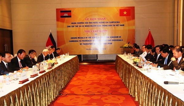 Vietnam, Cambodia facilitate cross-border transport hinh anh 1
