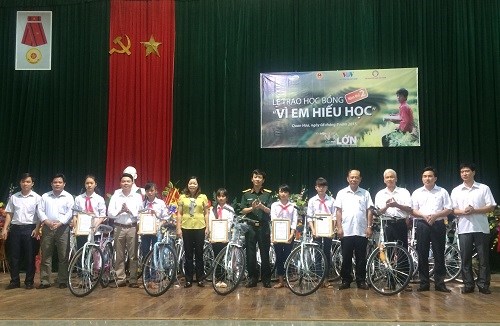 Viettel gives bicycles to studious students in Thanh Hoa hinh anh 1