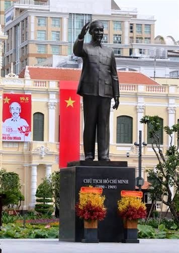 HCM City needs more statues, parks and squares hinh anh 1