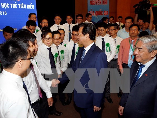 PM vows to support excellent young scientists hinh anh 1