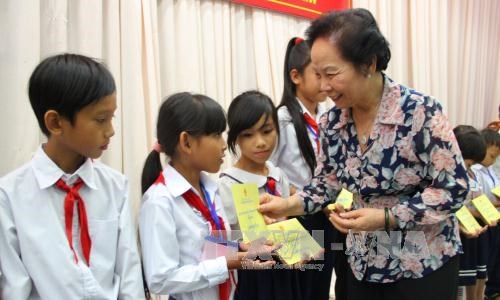 Vice State President presents scholarships to underprivileged children hinh anh 1