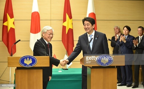 Party chief holds talks with Japanese Prime Minister hinh anh 1