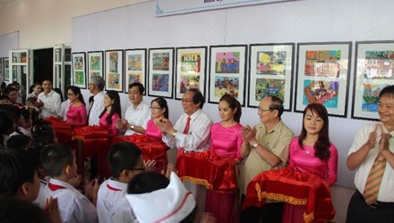 Binh Dinh opens children painting exhibition on transport culture hinh anh 1