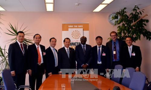 Vietnam boosts cooperation with global economic organisations hinh anh 1