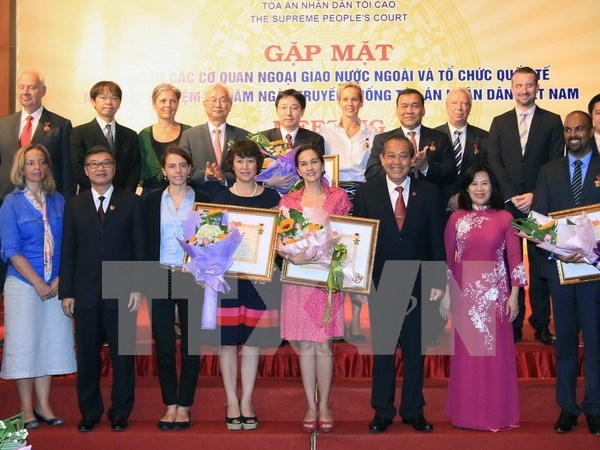 Int’l organisations awarded with Vietnam’s court insignia hinh anh 1