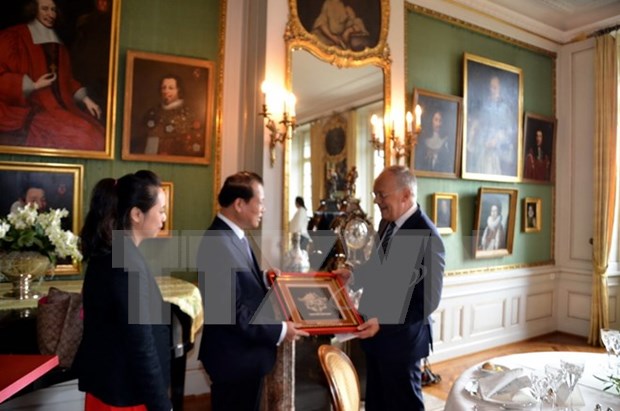 Deputy PM holds talks with Swiss Vice President hinh anh 1