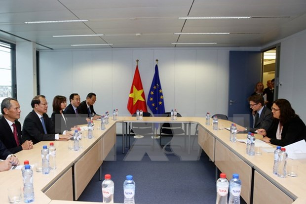 Deputy PM discusses bilateral trade ties with EU Commissioner hinh anh 1