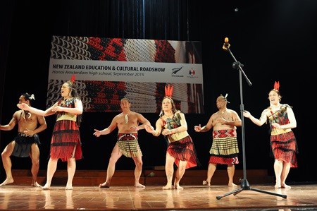 Vietnamese students introduced to Maori dance hinh anh 1