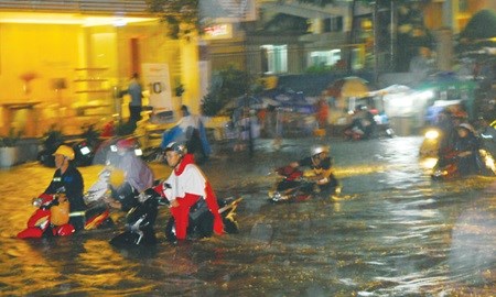 HCM City struggles to cope with record rainfall, floods hinh anh 1