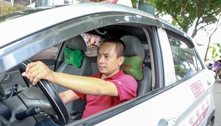 Taxi drivers tune to interactive radio hinh anh 1