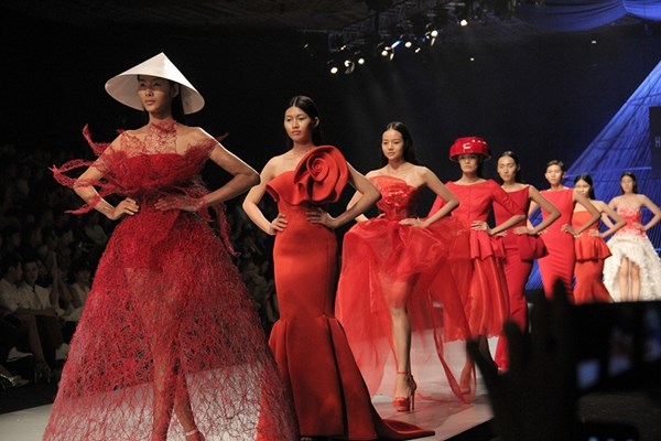 900 designs on show at Spring/Summer 2016 Fashion Week hinh anh 1