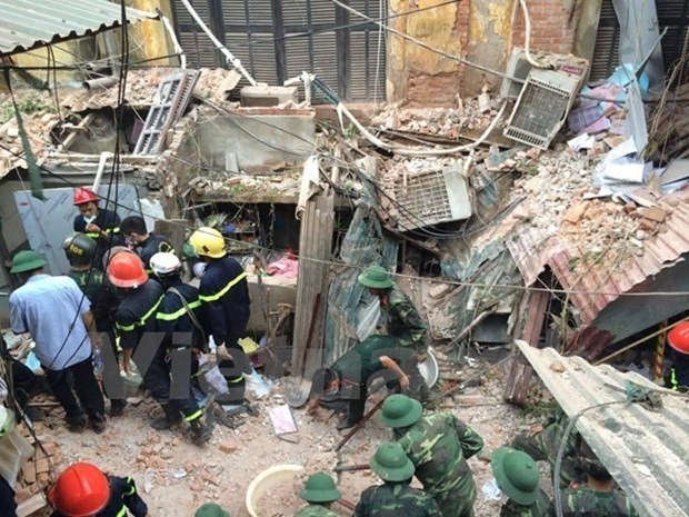 Hanoi aids villa collapse victims to restore activities hinh anh 1