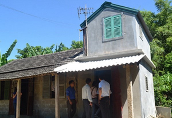 Disadvantaged families assisted to build flood-proof sheds hinh anh 1