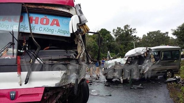 Head-on collision kills one, injures seven Vietnamese in Laos hinh anh 1