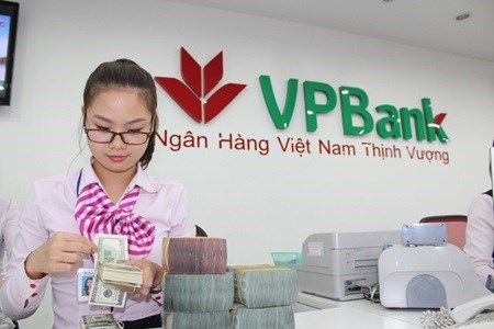 Dong strengthens against dollar hinh anh 1