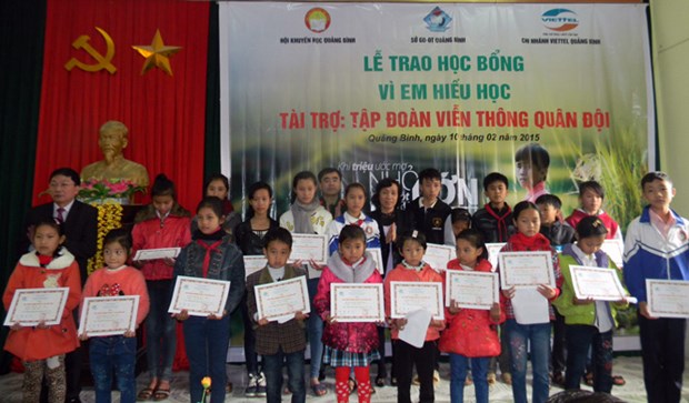 Corporate scholarships facilitate learning hinh anh 1