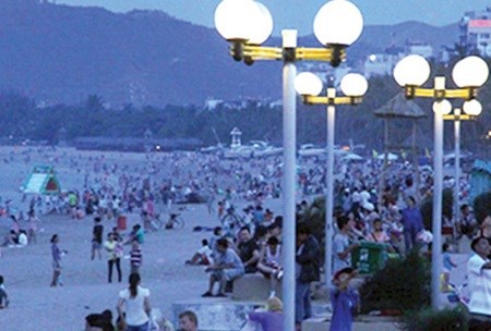 Nha Trang to offer free swimming under the moon hinh anh 1