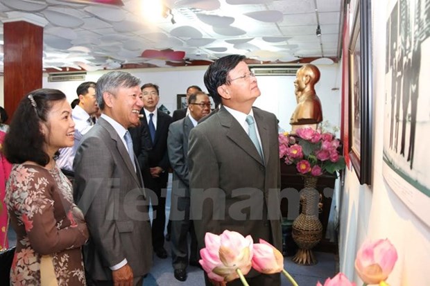 Photo exhibition in Laos highlights VN’s 70-year diplomacy hinh anh 1