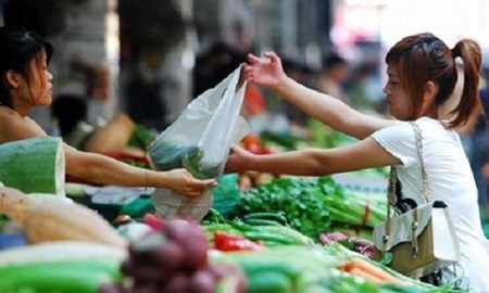Prices of essential goods continue downward trend hinh anh 1