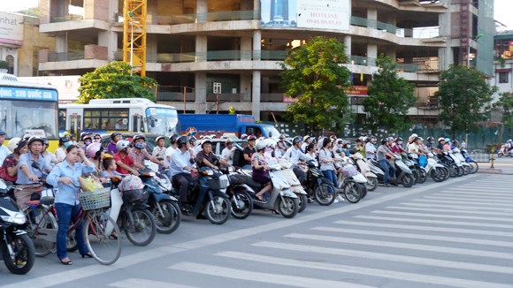 Deputy PM calls for strict measures for traffic safety hinh anh 1