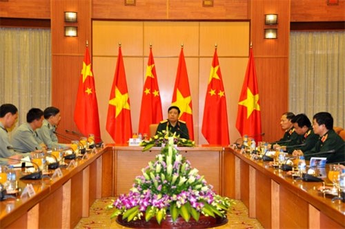 Vietnam, China look towards stronger defence ties hinh anh 1