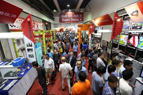 Vietnamese firms show at ASEAN's exhibition hinh anh 1