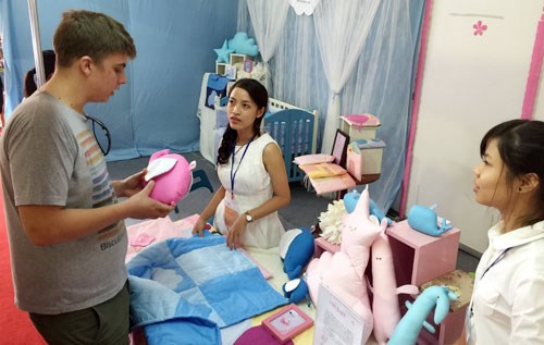 Nearly 1,300 deals inked at Hanoi Gift Show hinh anh 1