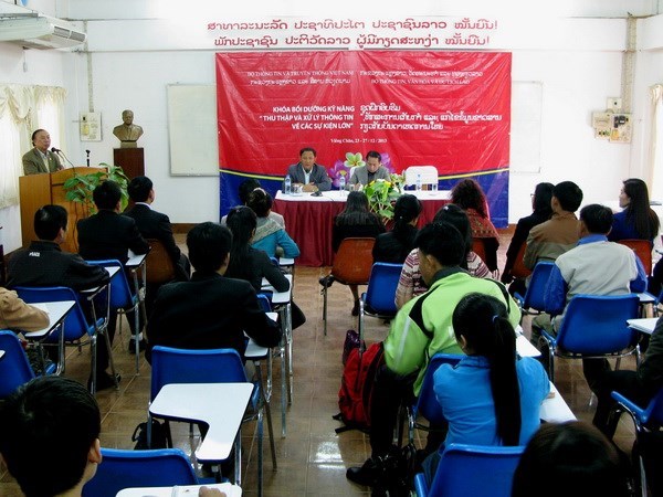 Vietnam helps train Laos' reporters hinh anh 1