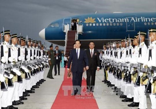 PM arrives in Kuala Lumpur for ASEAN Summit hinh anh 1