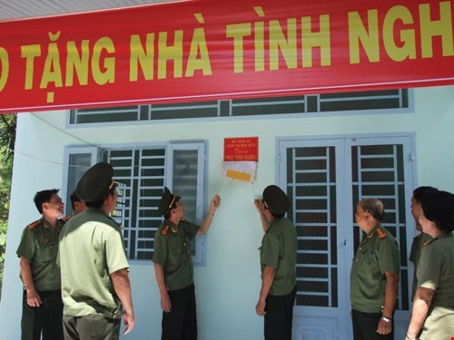 Binh Phuoc: S’tieng ethnic families receive charity houses hinh anh 1