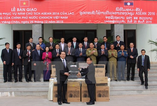 Vietnam presents security equipment to Laos hinh anh 1