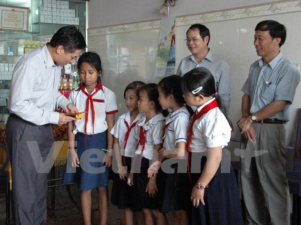 Expatriates in Cambodia receive gifts on Tet festival hinh anh 1