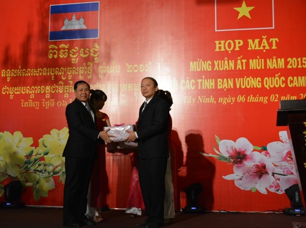 Tay Ninh, Cambodian localities strengthen friendship hinh anh 1