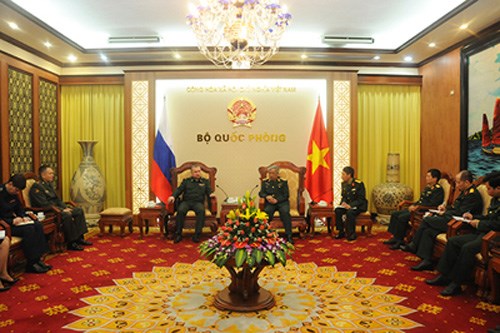 Deputy Defence Minister greets Russian senior officer hinh anh 1